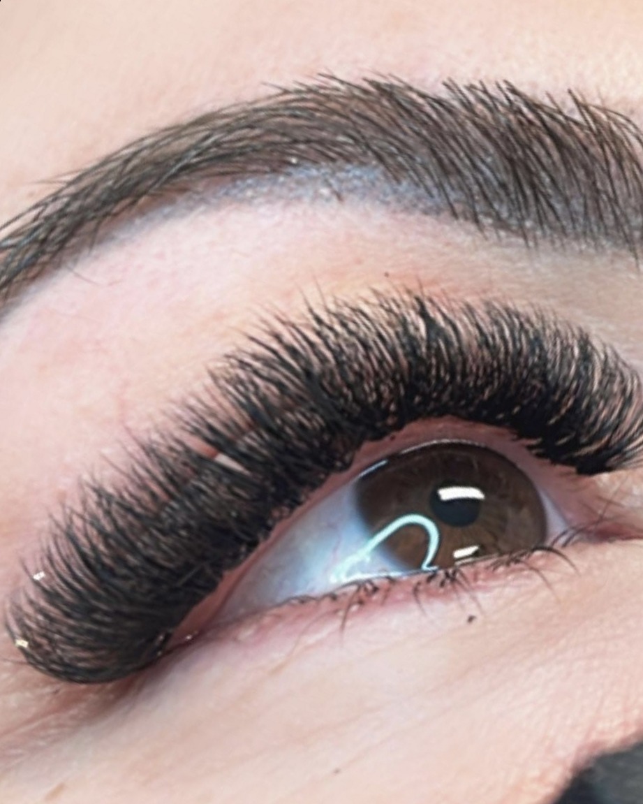 Close-up van een volle wimperset met glitter