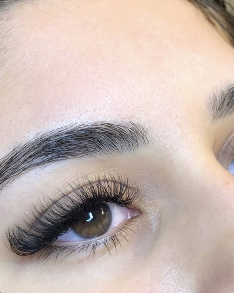Close-up van wimperextensions met een gevormde wenkbrauw