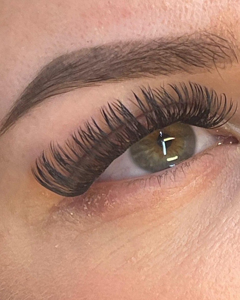 Close-up van een hybride wimperset met gevormde wenkbrauw